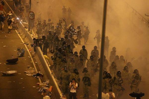 ΦΩΤΟ-Άγριες συγκρούσεις στο Χονγκ Κονγκ