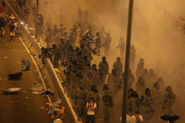 ΦΩΤΟ-Άγριες συγκρούσεις στο Χονγκ Κονγκ