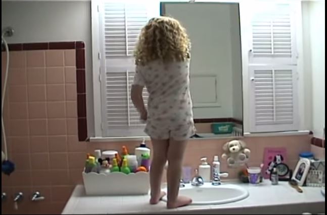 ΒΙΝΤΕΟ-5χρονη παραδίδει μαθήματα καλής διάθεσης