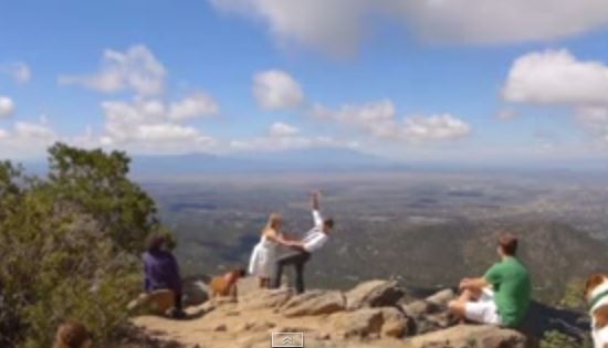 ΒΙΝΤΕΟ-Γαμπρός παραλίγο να πέσει από γκρεμό