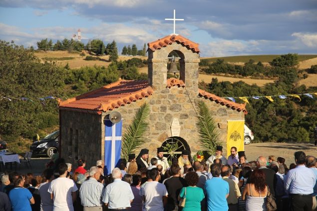 ΦΩΤΟ-Έχτισαν εκκλησία στη μνήμη του παιδιού τους