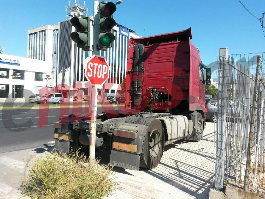 ΦΩΤΟ-Πάρκαρε το φορτηγό στο πεζοδρόμιο