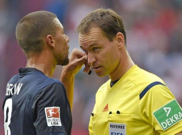 ΦΩΤΟ-Διαιτητής δέχτηκε τις πρώτες βοήθειες από ποδοσφαιριστή