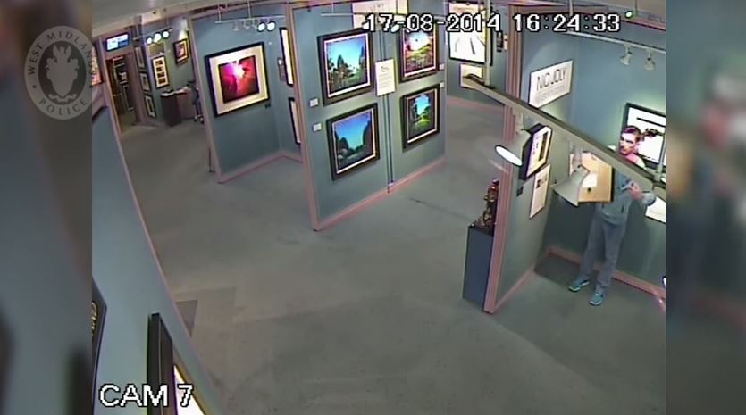 ΒΙΝΤΕΟ-Πήγε να κλέψει πίνακα κρύβοντάς τον στη ζακέτα του