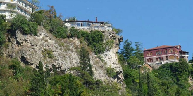 Ήπιε καφέ και πήδηξε από τον βράχο…