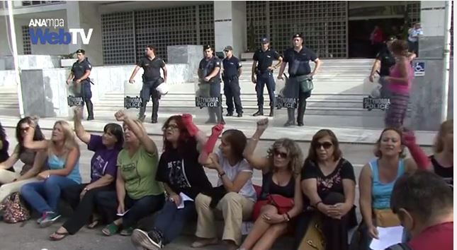 ΒΙΝΤΕΟ- Οι καθαρίστριες έξω από τον Άρειο Πάγο