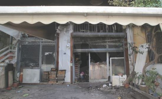 ΦΩΤΟ-Τα απομεινάρια της φωτιάς στην πολυκατοικία στο Π.Φάληρο