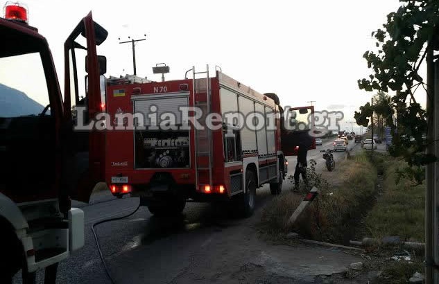 ΦΩΤΟ-Φωτιά σε αποθήκη στη Λαμία