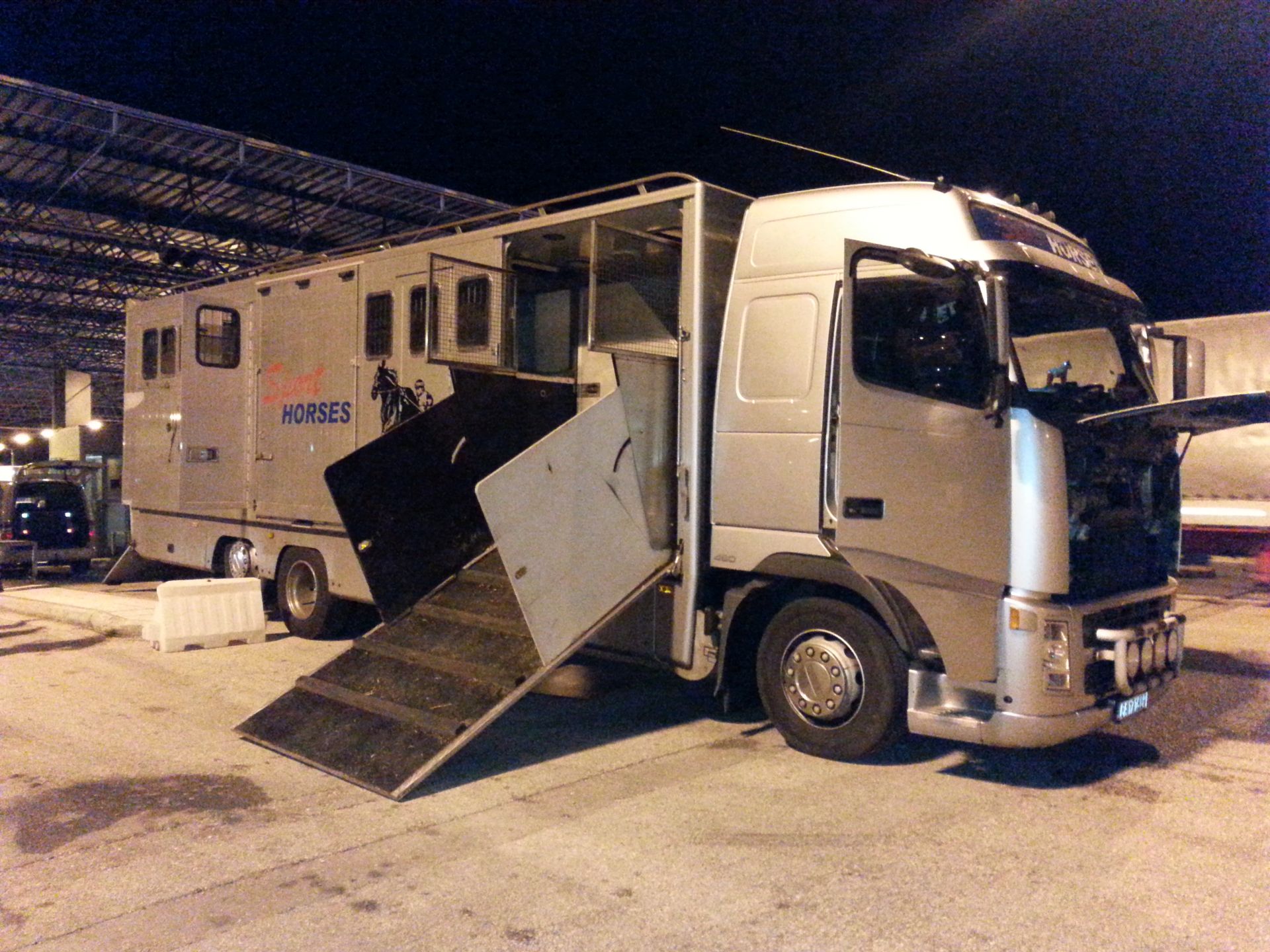 ΦΩΤΟ-Έκρυβαν περισσότερα από 100 κιλά ηρωίνη σε φορτηγό