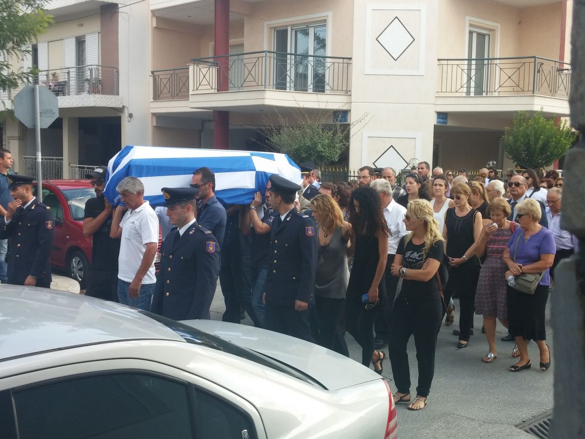 ΦΩΤΟ-Θρήνος στην κηδεία του πυροσβέστη