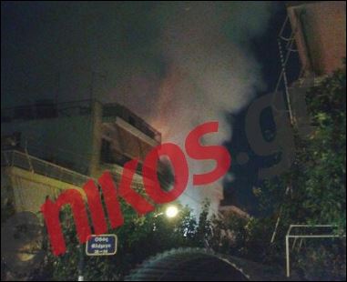 ΤΩΡΑ-ΦΩΤΟ από τη φωτιά στο Π.Φάληρο-Πιθανόν να υπάρχουν εγκλωβισμένοι