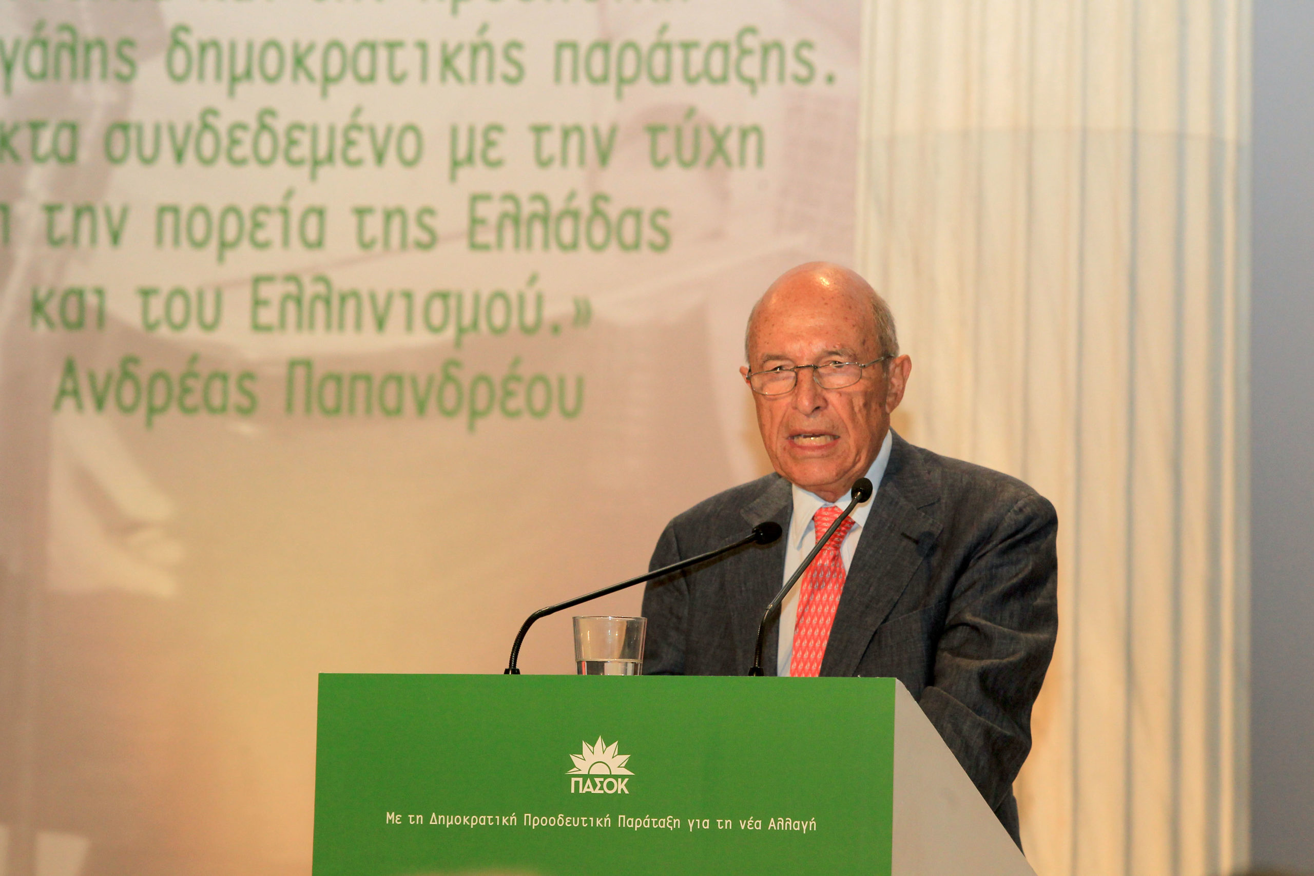 Σημίτης: Ας θυμηθούμε τι κόστισε στη χώρα το “λεφτά υπάρχουν”