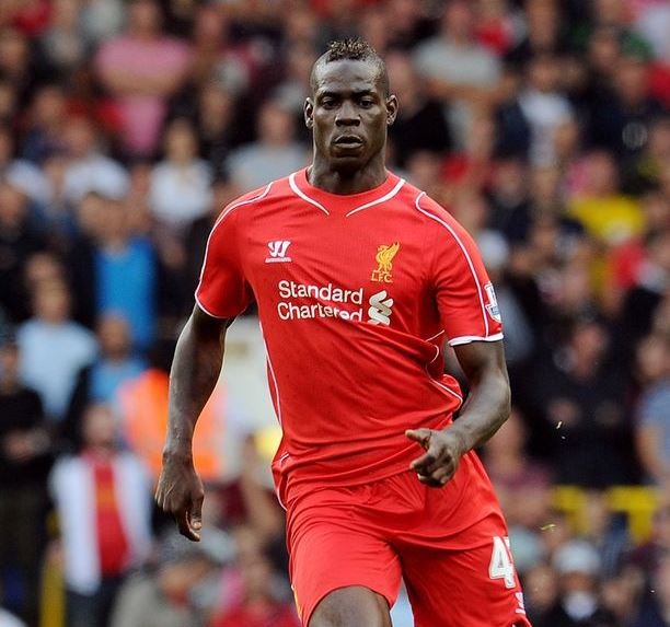 ΦΩΤΟ-Κομμώτρια “έβγαλε στην σέντρα” τον Μπαλοτέλι