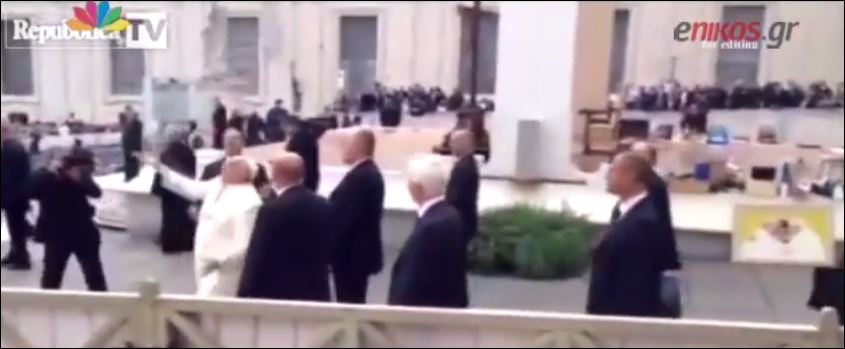 ΒΙΝΤΕΟ-Το άλμα του Πάπα Φραγκίσκου που ξεσήκωσε το πλήθος