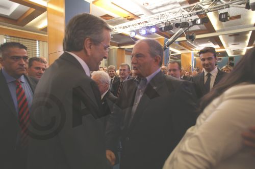 ΦΩΤΟ-Η χειραψία του Σαμαρά με τον Καραμανλή