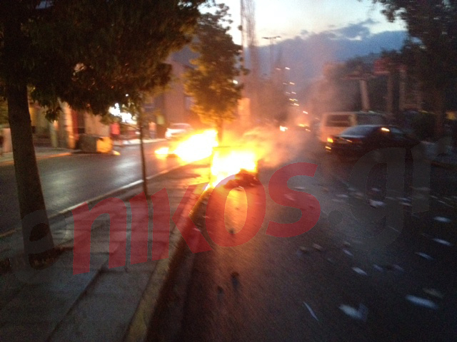 ΦΩΤΟ-Φωτιά σε κάδο στη Λ. Δημοκρατίας