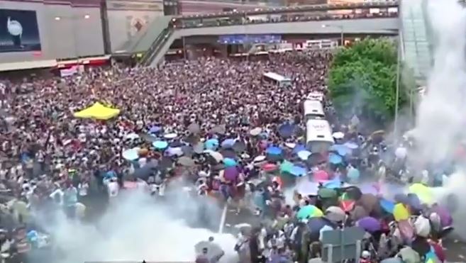 ΒΙΝΤΕΟ-Η “επανάσταση των ομπρελών” υπέρ της δημοκρατίας