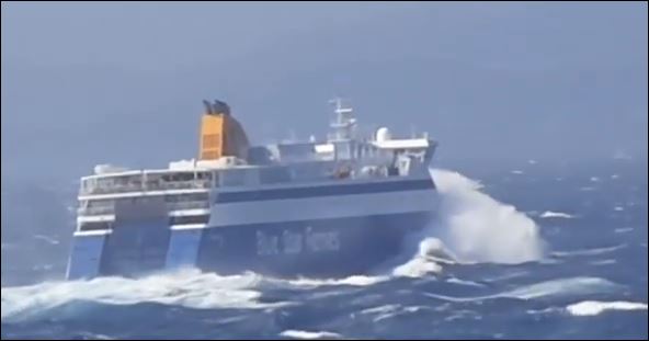 ΒΙΝΤΕΟ-Πλοίο περνάει μέσα από τρικυμία στο Αιγαίο