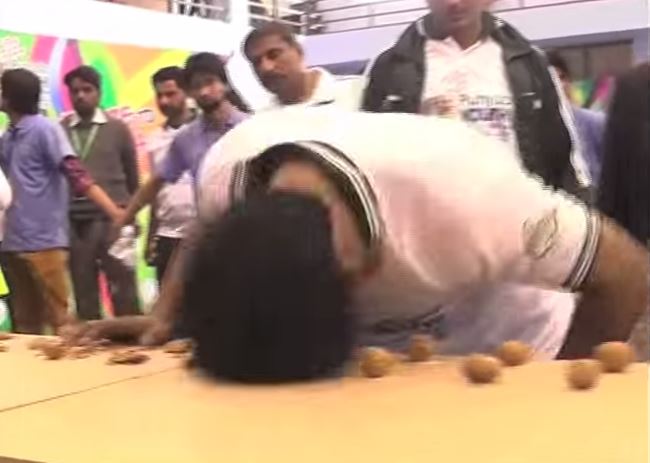 ΒΙΝΤΕΟ-Έσπασε 150 καρύδια με το κεφάλι του