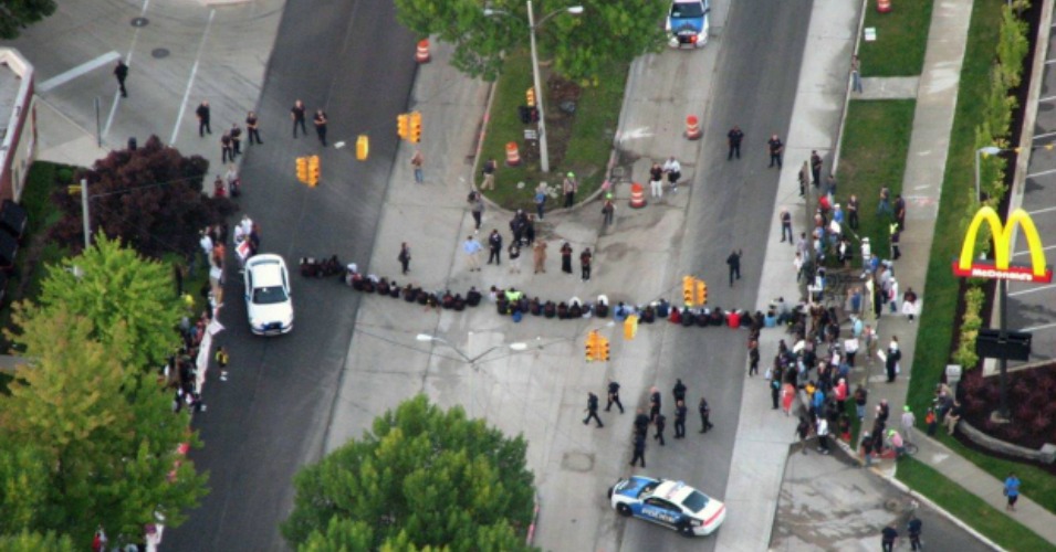 Καθιστική διαμαρτυρία για μεγαλύτερους μισθούς