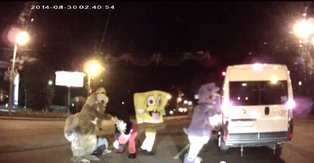 ΒΙΝΤΕΟ-Ο Μπομπ Σφουγγαράκης και ο Μίκι Μάους χτυπούν οδηγό στη Ρωσία