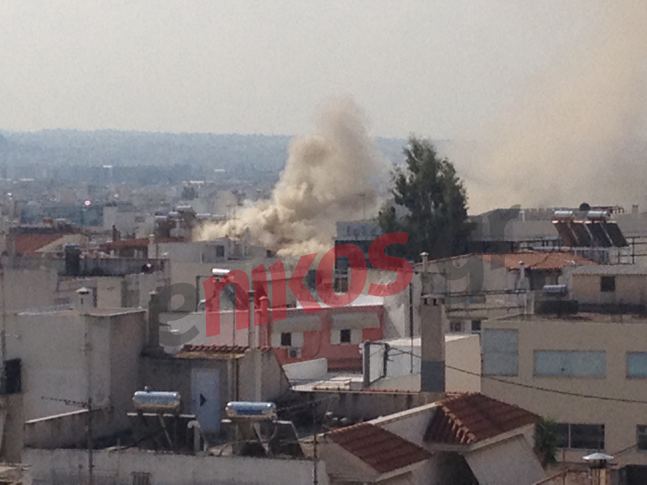 Υπό έλεγχο η φωτιά στο Περιστέρι-Απεγκλωβίστηκε η ηλικιωμένη