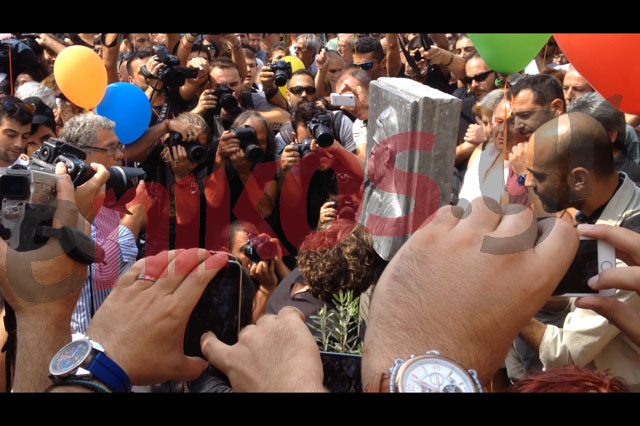 ΦΩΤΟ-Συγκινητικές εικόνες στο μνημείο του Παύλου Φύσσα