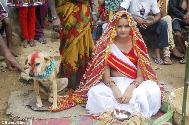 ΦΩΤΟ-Παντρεύτηκε σκύλο για σπάσει την… κατάρα