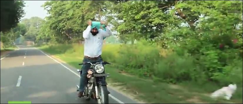 ΒΙΝΤΕΟ-Μάγος στο δέσιμο τουρμπανιών πάνω σε δίκυκλο