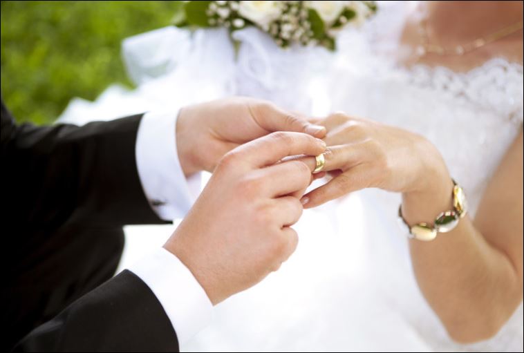 “Κυνηγούν”… γαμπρούς και νύφες στα Τρίκαλα