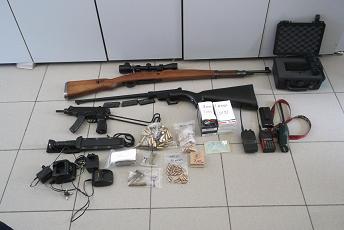 ΦΩΤΟ-Είχαν στα σπίτια τους ολόκληρο οπλοστάσιο