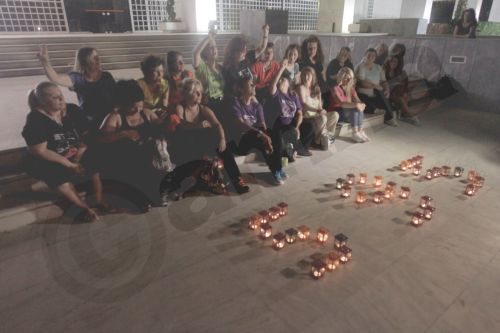 ΦΩΤΟ-Ολονύχτια διαμαρτυρία των απολυμένων καθαριστριών