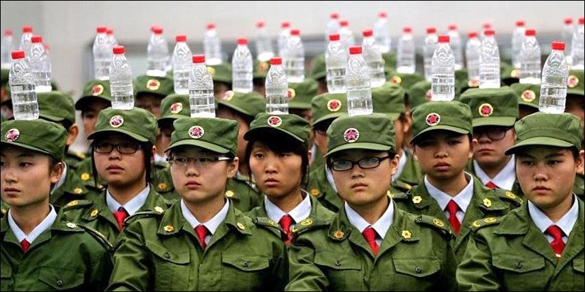 ΦΩΤΟ-Οι Κινέζοι παρελαύνουν με μπουκάλι στο κεφάλι