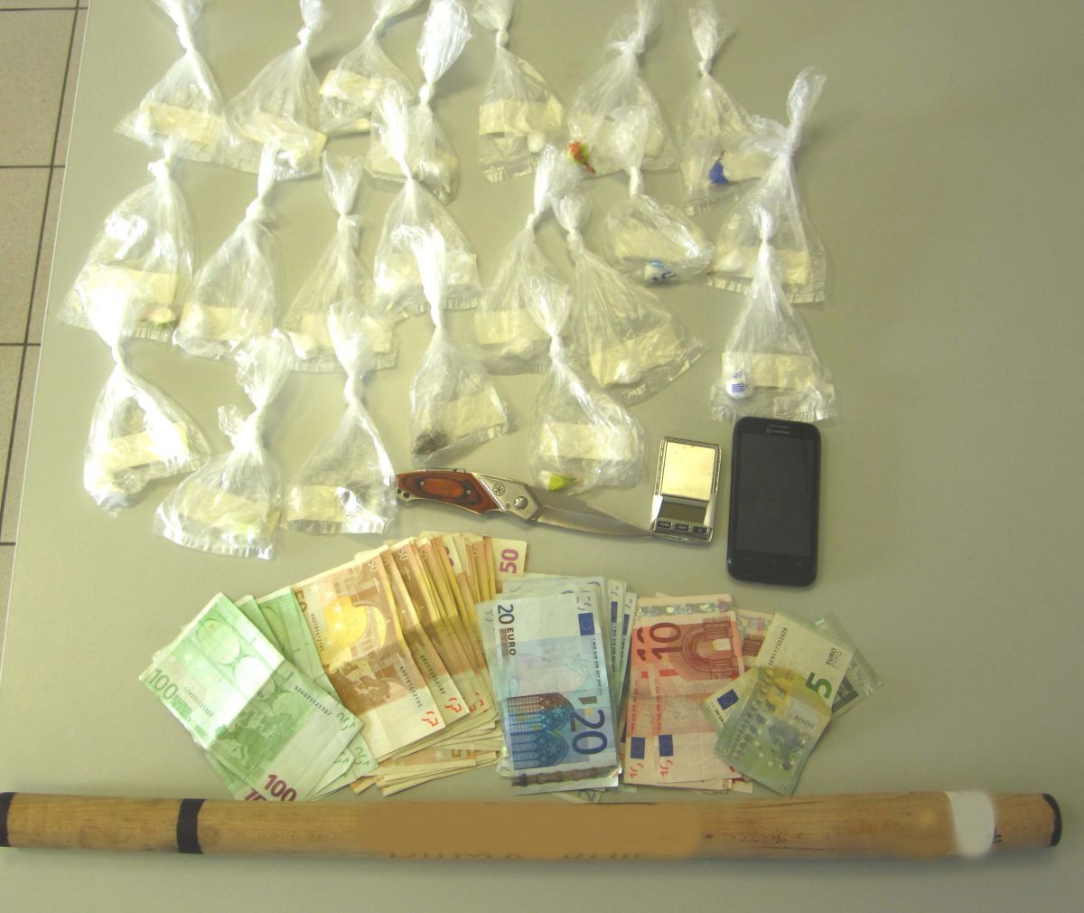 Λάρισα-20χρονος είχε στο σπίτι του κοκαΐνη, χασίς, ρόπαλο και σουγιά