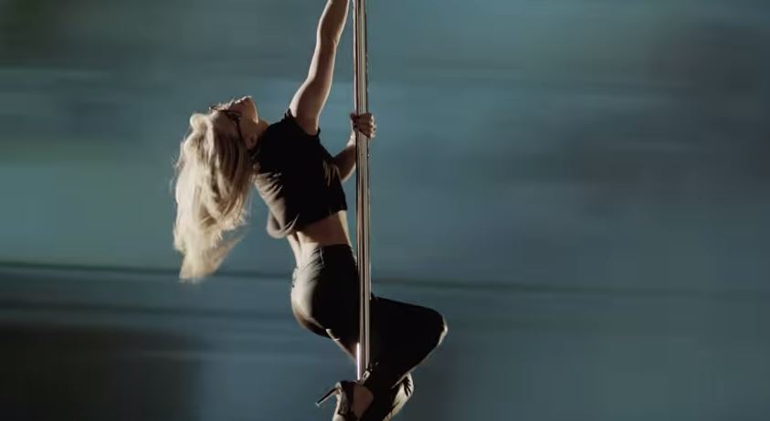 BINTEO-Το pole dancing της Refaeli