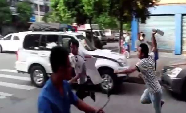 ΒΙΝΤΕΟ-Κυνήγησε αστυνομικό με μπαλτά