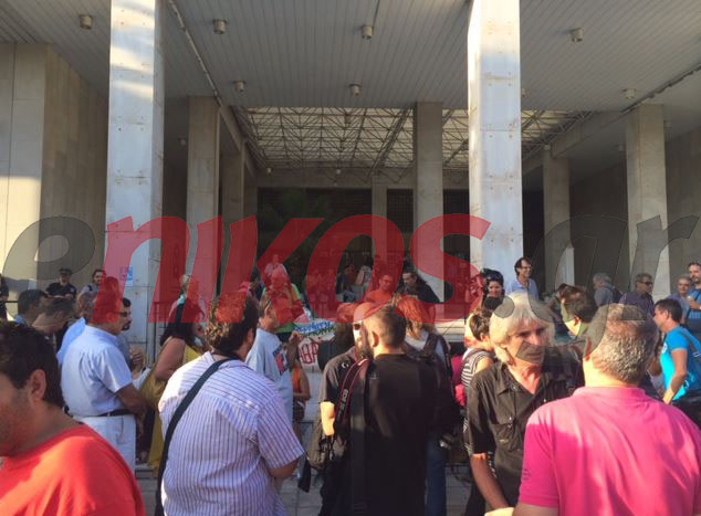 ΦΩΤΟ-Οι καθαρίστριες του υπουργείου Οικονομικών έξω από τη ΓΑΔΑ