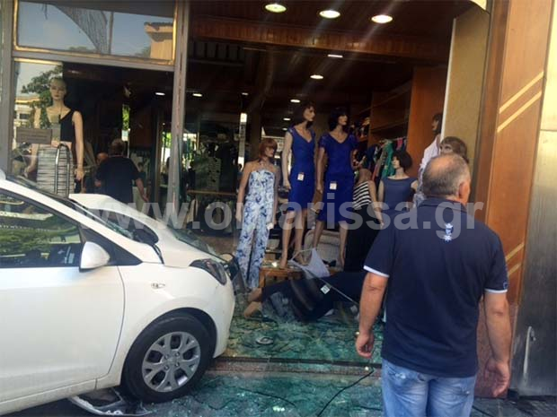 ΦΩΤΟ-Αυτοκίνητο “εισέβαλε” σε κατάστημα