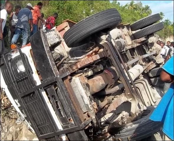 ΦΩΤΟ-Αϊτή-Λεωφορείο έπεσε σε χαράδρα-23 νεκροί