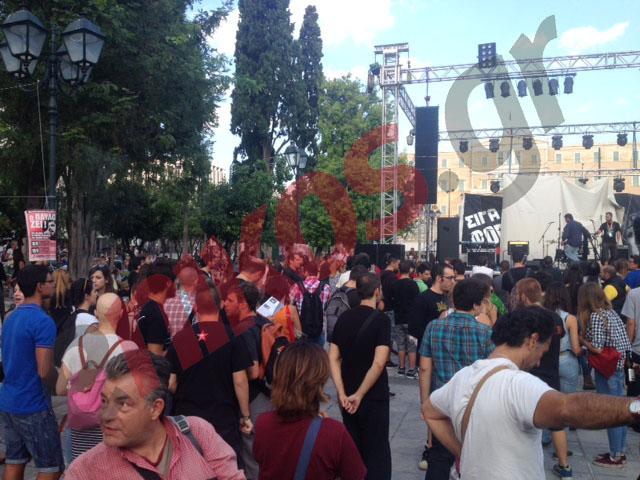 ΦΩΤΟ-Γεμίζει το Σύνταγμα για τη συναυλία στη μνήμη του Παύλου Φύσσα