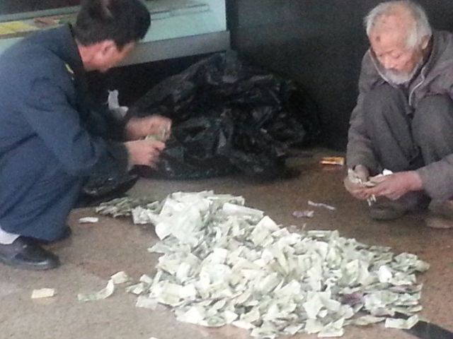 ΦΩΤΟ-Κίνα-Ζητιάνος με διώροφο