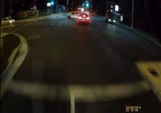 ΒΙΝΤΕΟ-Παραλίγο ατύχημα με… περιπολικό