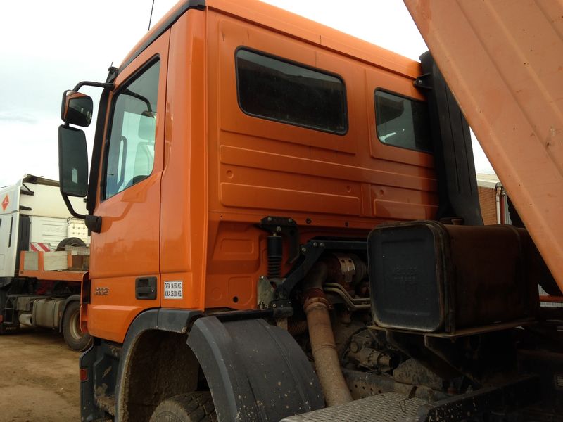 ΦΩΤΟ-Οδηγός φορτηγού σώθηκε από θαύμα