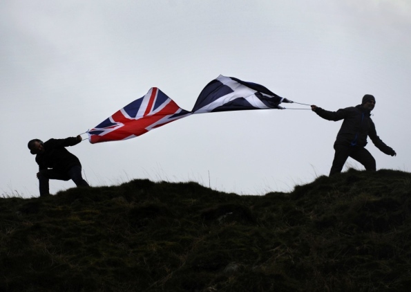 Βρετανοί ηγέτες υπόσχονται περισσότερες εξουσίες στη Σκωτία