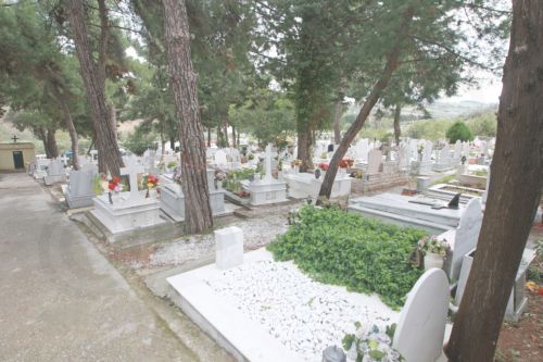 ΦΩΤΟ-Το νεκροταφείο που εξελίχθηκε το θρίλερ με τη 49χρονη