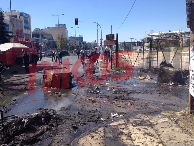 ΦΩΤΟ-Λάσπες και κάδοι απορριμάτων στη Μεσογείων