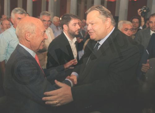 ΦΩΤΟ-Η χειραψία Βενιζέλου-Σημίτη