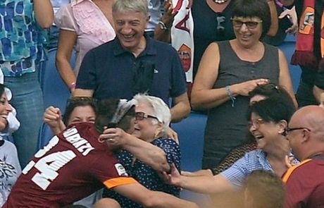 ΒΙΝΤΕΟ-Ο σκόρερ πανηγύρισε με την… γιαγιά του