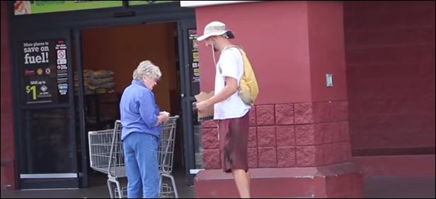 ΒΙΝΤΕΟ-«Άστεγος» ανταποδίδει τη βοήθεια