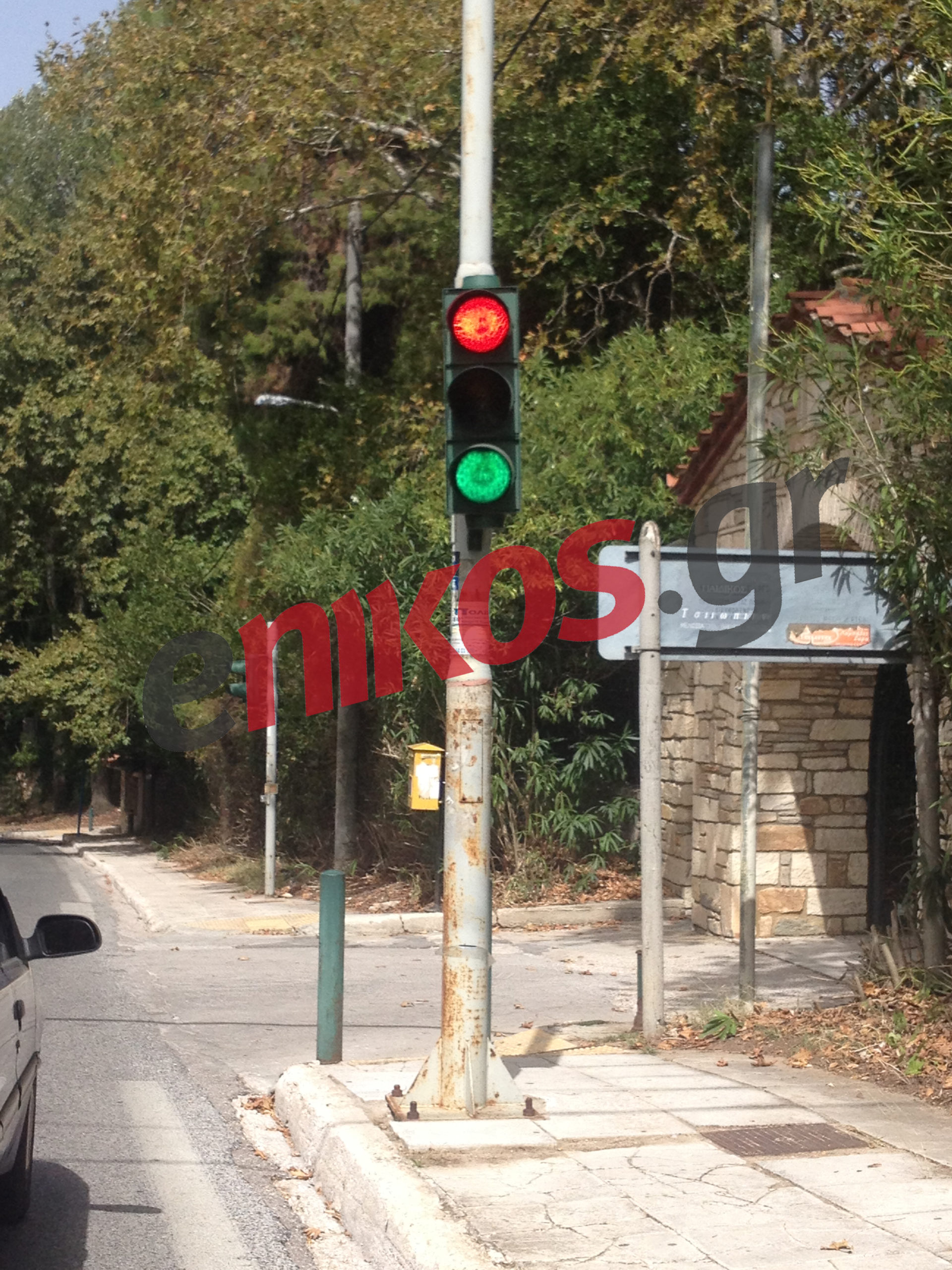 ΦΩΤΟ αναγνώστη-Πράσινο και κόκκινο ταυτόχρονα σε σηματοδότη της Λ. Πεντέλης